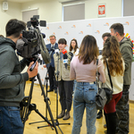 Aleksandra Wojtaszek, przedstawicielka Fundacji Polskiego Centrum Pomocy Międzynarodowej zabiera głos na konferencji