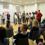 Uczestniczka projektu Liliia Sholohon zabiera głos na konferencji prasowej