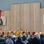 Uczestnicy uroczystości i duchowieństwo podczas uroczystości pogrzebowych śp. Karoliny Kaczorowskiej