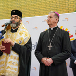 Arcybiskup Jakub składa uchodźcom świąteczne życzenia  podczas śniadania wielkanocnego