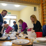 Organizatorzy i wolontariusze przygotowują śniadanie wielkanocne
