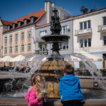 Dzieci przy fontannie na Rynku Kościuszki