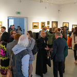 Goście podczas otwarcia galerii