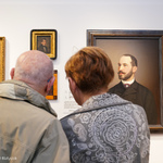 Kobieta i mężczyzna podziwiają wystawę galerii