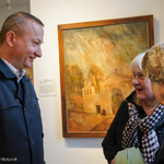Dwie kobiety rozmawiają z mężczyzną podczas otwarcia nowej siedziby Galerii im. Sleńdzińskich