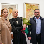 Dyrektor galerii Jolanta Szczygieł-Rogowska wraz z gośćmi podczas otwarcia nowej siedziby Galerii im. Sleńdzińskich