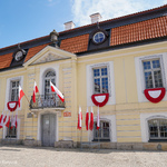 Pałacyk gościnny Branickich/Pałac Ślubów udekorowany barwami narodowymi podczas Święta Konstytucji 3 Maja