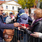 Prezydent Tadeusz Truskolaski rozdaje flagi mieszkańcom Białegostoku