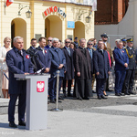 Prezydent Tadeusz Truskolaski wraz z uczestnikami uroczystości z okazji Święta Narodowego Konstytucji 3 Maja. W dalszym rzędzie stoją przedstawiciele władz wojewódzkich, samorządowych, przedstawiciele służb mundurowych i duchowieństwa oraz kombatanci