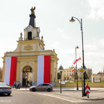 Brama Wielka Pałacu Branickich udekorowana Polskimi flagami