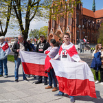 Grupa osób z polskimi i białoruskimi flagami
