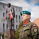 Żołnierz Wojska Polskiego podczas Orkiestra podczas Święta Narodowego 3 Maja