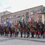 Grupa rekonstruktorów na koniach podczas Święta Narodowego 3 Maja