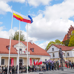 Warta honorowa przy pomniku Marszałka Józefa Piłsudskiego.Na wietrze powiewają flagi Polska, Unii Europejskiej i Miasta Białystok