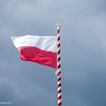 Flaga Rzeczypospolitej Polskiej powiewa na wietrze