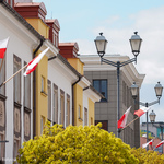 Polskie flagi powiewają na Rynku Kościuszki