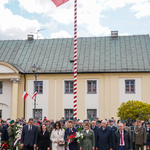 Poseł na Sejm RP wraz z innymi uczestnikami uroczystości składa kwiaty przy pomniku Marszałka Józefa Piłsudskiego,