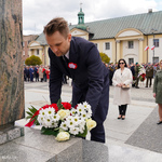 Poseł na Sejm RP Krzysztof Truskolaski składa kwiaty przy pomniku Marszałka Piłsudskiego