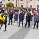 Prezydent Tadeusz Truskolaski składa wieniec przy pomniku Marszałka Józefa Piłsudskiego. Asystują przedstawiciele służb mundurowych