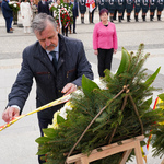 Przedstawiciele Rady Miasta Białegostoku składają kwiaty przy pomniku Marszałka Józefa Piłsudskiego
