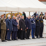 Prezydent Tadeusz Truskolaski podczas uroczystości z okazji Konstytucji 3 Maja. Obok stoją przedstawiciele władz wojewódzkich, samorządowych, służb mundurowych i duchowieństwa