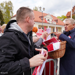Prezydent Tadeusz Truskolaski wręcza flagi mieszkańcom Białegostoku