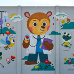 Lekarz miś i inne zwierzęta będące bohaterami muralu