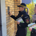 Strażnicy Miejscy rozdają ulotki informujące o postępowaniu w przypadku spotkania dzika