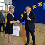 Prezydent Tadeusz Truskolaski składa gratulacje Dyrektor Szkoły Podstawowej nr 2 w Białymstoku Agnieszka Krokos