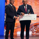 Prezydent Tadeusz Truskolaski trzyma w rękach czek-nagrodę