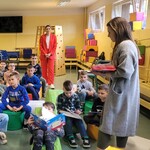 dzieciom rozdawane są książeczki w języku ukraińskim