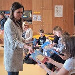 dzieciom rozdawne są książeczki w języku ukraińskim