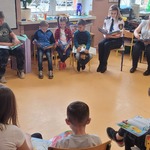 dzieci wspólnie czytają książkę