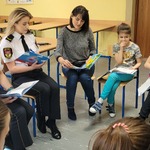 dzieci wspólnie czytają książkę