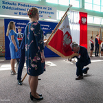 Dyrektor Szkoły Podstawowej nr 24 w Białymstoku Alfred Komar przyjmuje sztandar