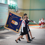 Poczet sztandarowy podczas uroczystości w Szkole Podstawowej nr 24 w Białymstoku