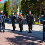 Zastępca prezydenta Rafał Rudnicki stawia znicz przy pomniku Polskich Sił Zbrojnych na Zachodzie na Cmentarzu Miejskim.
