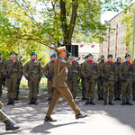 ppłk Łukasz Maciuszko dokonuje przeglądu pododdziałów podczas uroczystości