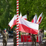 Poczet flagowy podnosi flagę na maszt