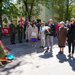 Uczestnicy uroczystości składają wieniec przy pomniku