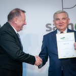 Prezydent Tadeusz Truskolaski odbiera wyróżnienie