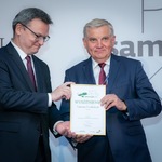 Prezydent Tadeusz Truskolaski odbiera wyróżnienie