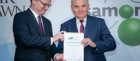 Prezydent Tadeusz Truskolaski odbiera wyróżnienie