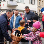 Zastępca prezydenta Przemysław Tuchliński rozdaje dzieciom okolicznościowe gadżety