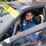 Kierowca rajdowy w swoim samochodzie podczas  Samochodowych Mistrzostw Polski