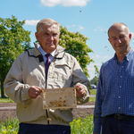Prezydent Tadeusz Truskolaski wraz z pszczelarzem Mikołajem Makiem podczas wybierania miodu