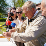 Prezydent Tadeusz Truskolaski podczas wirowania miodu
