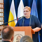 Urszula Sztabelska-Kopa - dyrektor szkoły przemawia podczas uroczystości nadania sztandaru