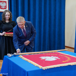 Prezydent Tadeusz Truskolaski przybija pamiątkowy gwóźdź do sztandaru