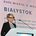 Anna Daszuta - Zalewska - dyrektor Białostockiego Parku Naukowo - Technologicznego w Białymstoku przemawia podczas uroczystości